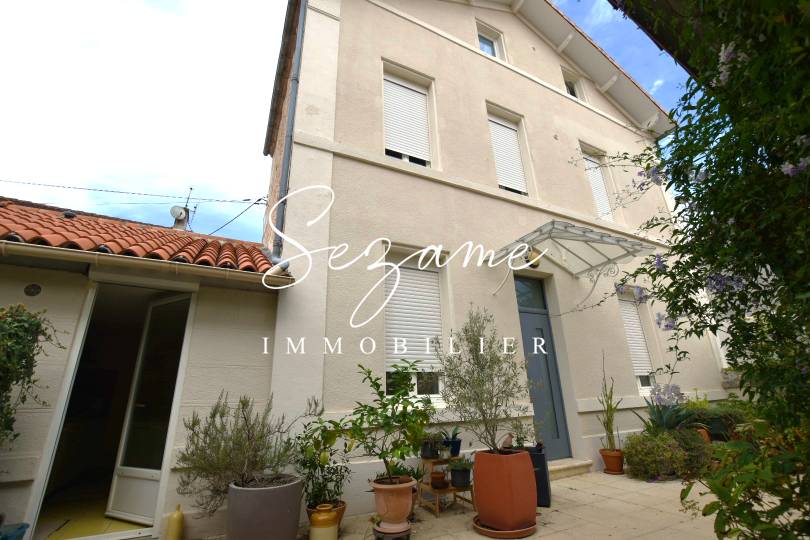 Angoulême Victor Hugo – Belle Maison de ville rénovée avec cour fermée et garage