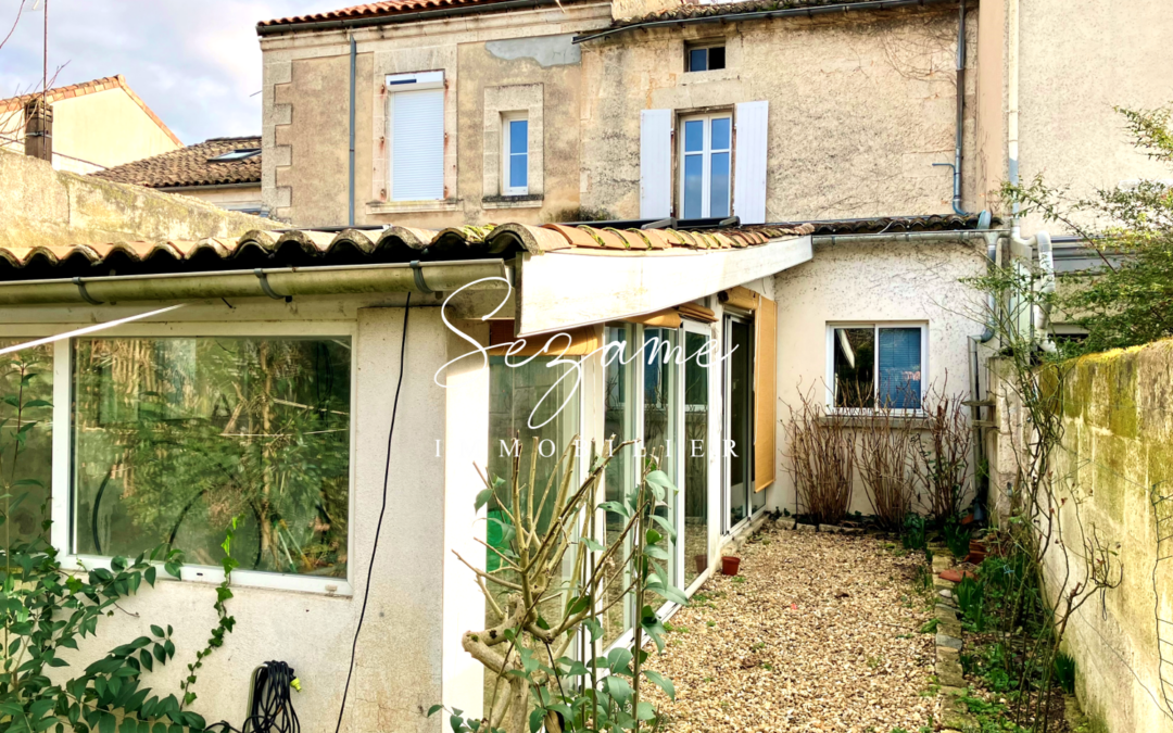 Angoulême – Victor Hugo – Agréable Maison de ville F3 Bis à rafraichir, joli jardin clos
