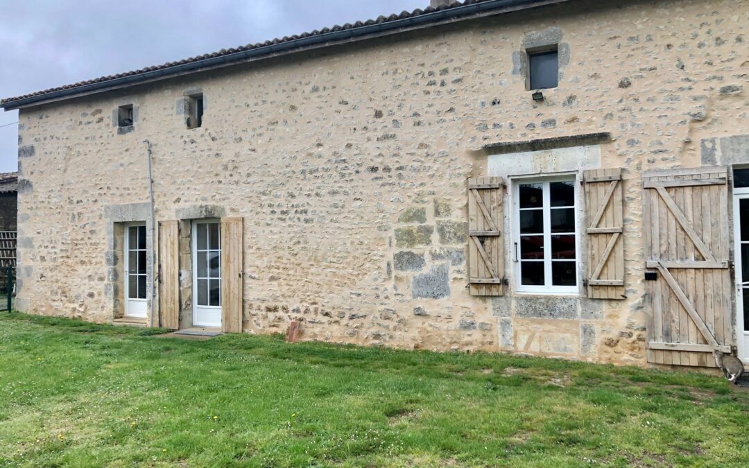 Bunzac 15 min Est Angoulême – Grande Maison F2 avec jardin