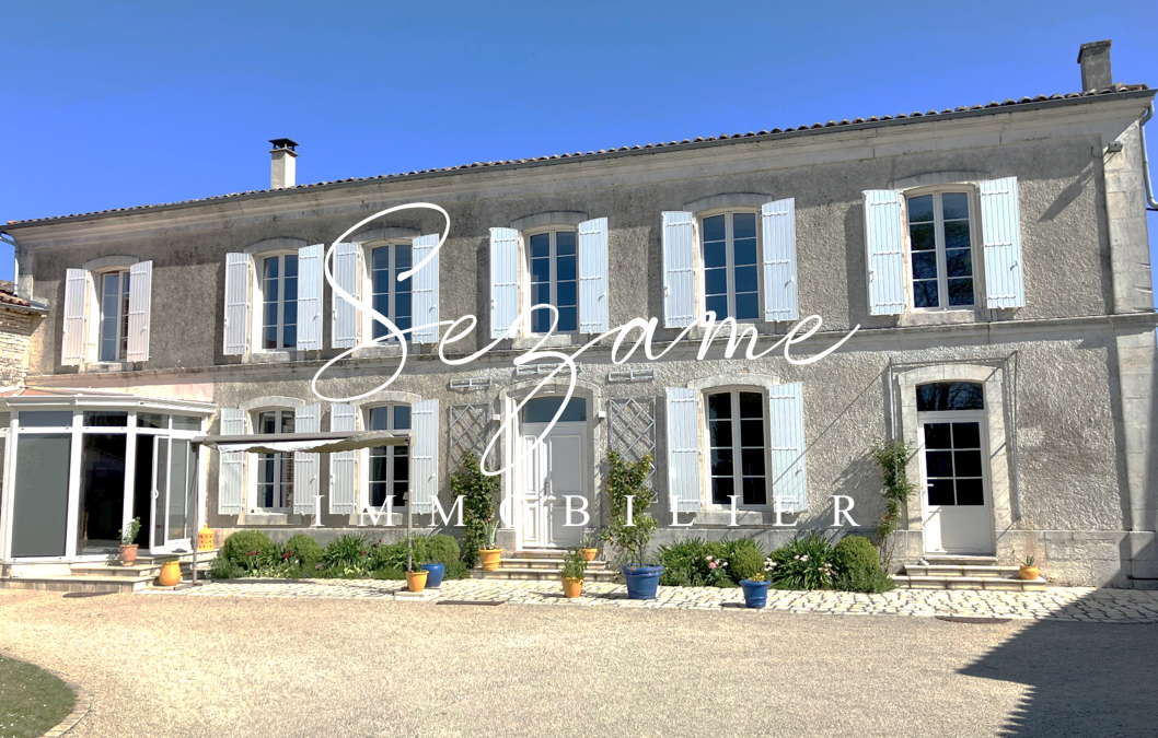 Rouillac, aux portes d&rsquo;Angoulême – Très Belle Maison Charentaise, nombreuses dépendances