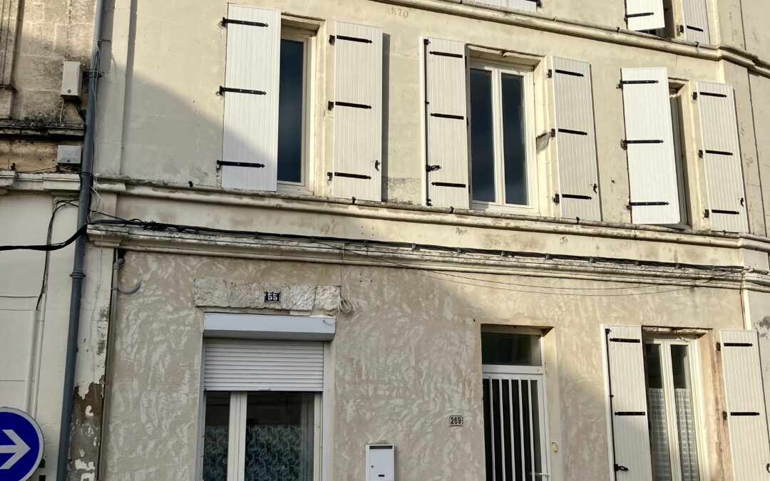 Ruelle s/Touvre, 10 min Est d&rsquo;Angoulême, Belle Maison de ville F5 entièrement meublée
