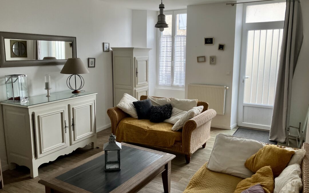 Ruelle s/Touvre, 10 min Est d&rsquo;Angoulême, Belle Maison de ville F5 entièrement meublée