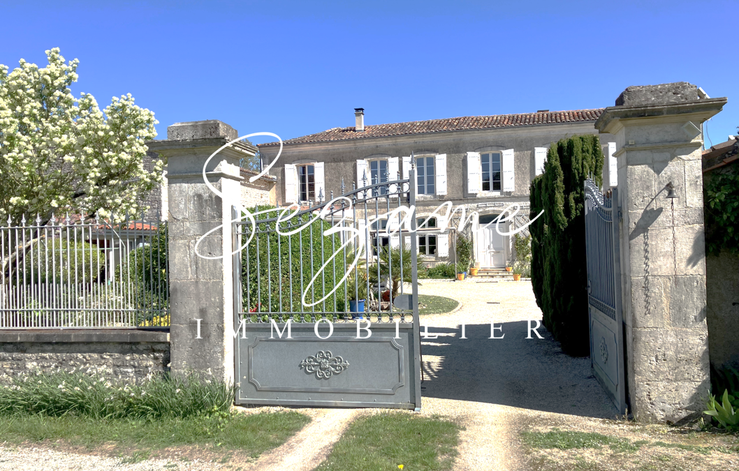Rouillac – 30 min Nord/Ouest Angoulême – Très Belle Maison Charentaise, nombreuses dépendances