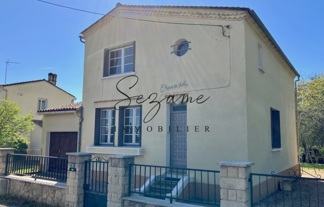 La Rochefoucauld – Agréable et Grande Maison F5 à rafraichir, garage, Gd Jardin clos