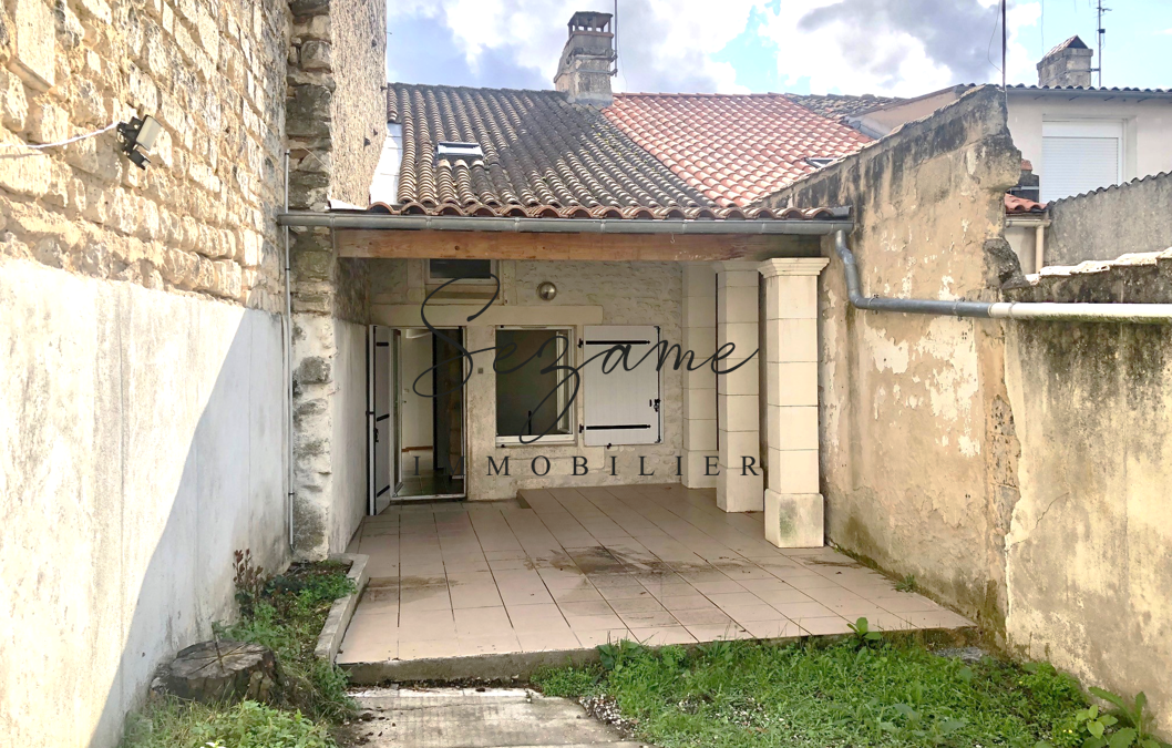Saint Yrieix – Les Planes – Agréable Maison de ville F2 rénovée avec parking et jardin – Investissement locatif