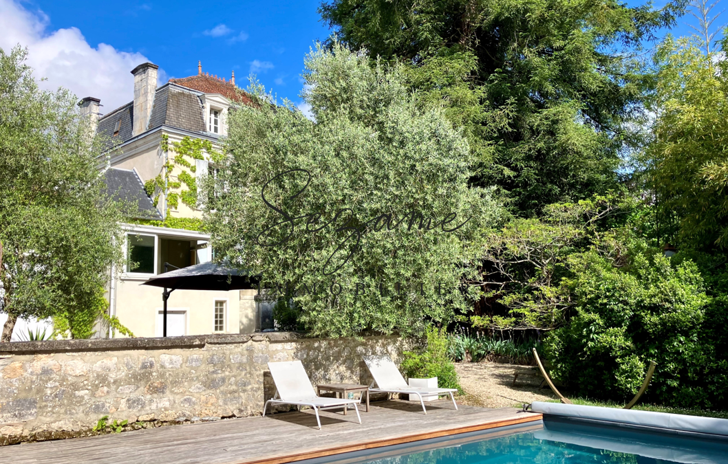 Touvre, aux portes d&rsquo;Angoulême, Magnifique Logis du XIXème, restauré avec jardin, dépendances et piscine