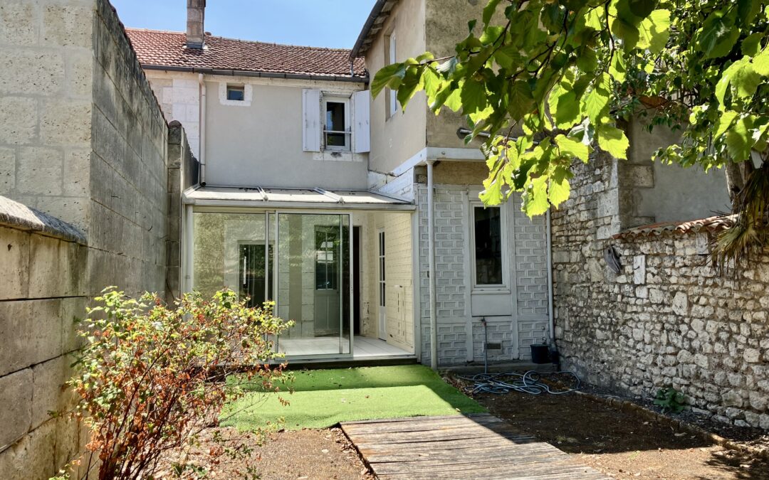 Angoulême – Victor Hugo – Belle Maison de ville F4 bis rénovée, jardin clos