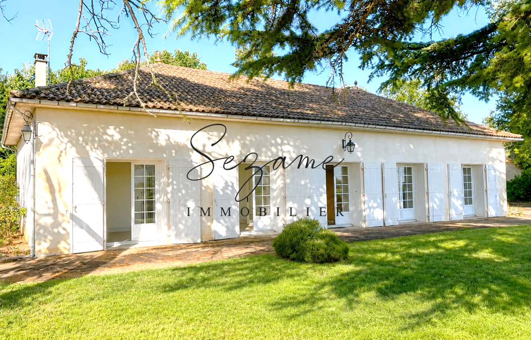 DIRAC – 15 min Est Angoulême – Villa P/P F6, à rafraichir, Gd jardin, garages, dépendances