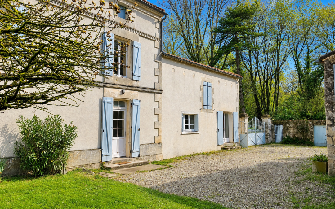 Marsac – Maison Charentaise F5 avec jardin, garage et dépendance